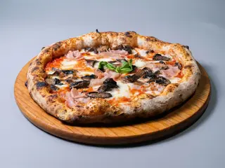 Pizza Prosciutto E Funghi Roman style 