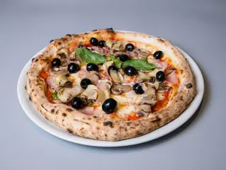Pizza 4 Estaciones Román style 