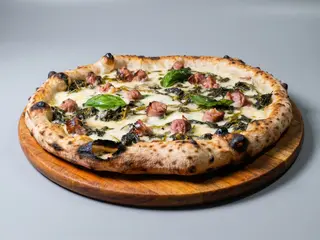 Pizza salsiccia e friarielli (Román style)