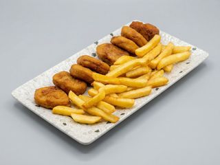 Nuggets de pollo con patatas fritas