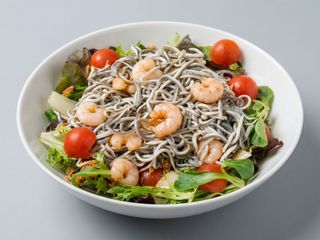 Ensalada De Gulas Con Gambas