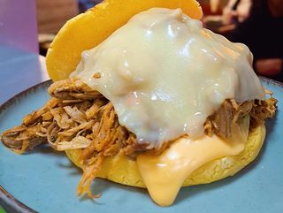 AREPA VENEZOLANA DE TERNERA MECHADA
