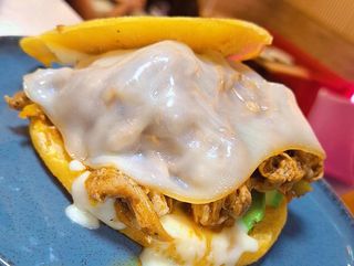 AREPA  VENEZOLANA DE POLLO