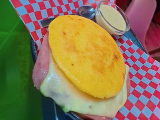 AREPA VENEZOLANA DE JAMÓN YORK Y QUESO