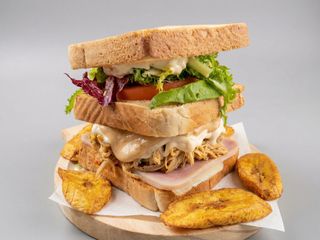 SÁNDWICH CLUD POLLO