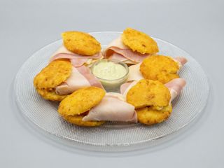 AREPITA VENEZOLANA CON QUESO Y JAMON XORK .............................6 uds.
