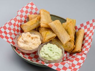ROLLITOS CRUJIENTES DE POLLO AL CURRI