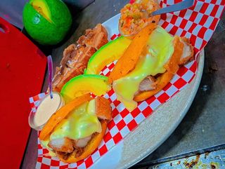 AREPITAS CON CHICHARON