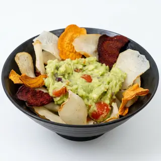 Guacamole casero con chips vegetales
