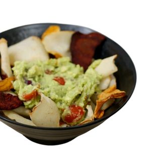 Guacamole casero con chips vegetales