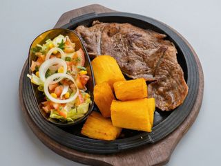 Ternera plancha con yuca frita