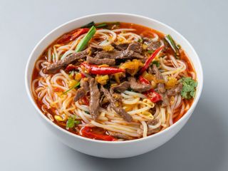 Fideos De Arroz Con Ternera Picante Y Pimiento Encurtido