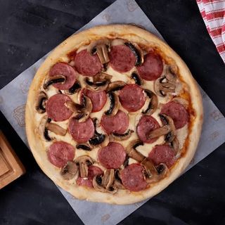Pizza De Salami Con Champiñones (33 Cm.)  
