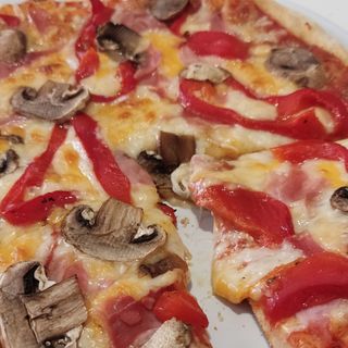 Pizza De Salami Con Champiñones Y Pimiento Rojo (33 Cm.) 