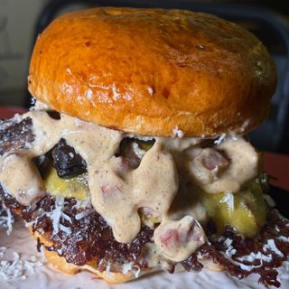 Luigi’s Carbonara (BURGER DEL MES DE OCTUBRE) + PATATAS + BEBIDA