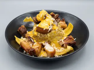 Mofongo chicharrón y queso