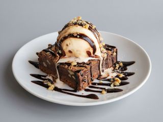 Brownie templado con helado 