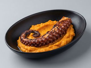 Pulpo con patatas revolconas 