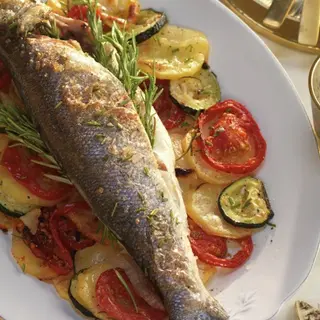Lubina a la plancha con verduras de temporada