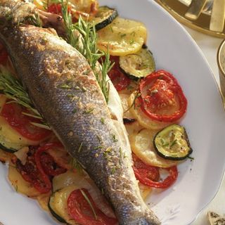 Lubina a la plancha con verduras de temporada