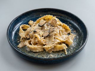 Mafaldine con salsa tartufata,parmesano y trufa laminada