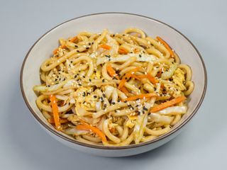 80. Tallarines Udon Tres Delicias Con Salsa Teriyaki