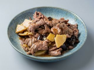 35. Ternera Con Bambú Y Setas Chinas