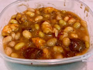 Pochas con boletus y langostinos .