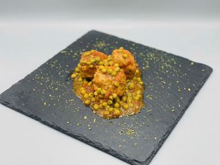 Pelotillas En Salsa De Tomate Y Guisantes