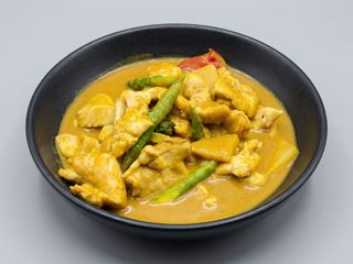 Wok De Pollo Salteado Con Verdura Y Curry Amarillo Thai