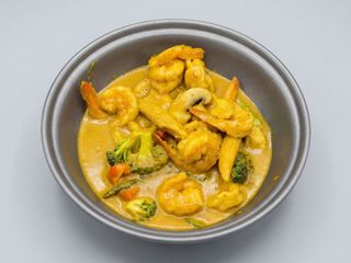 34 Wok De Langostinos Salteado Con Verdura Y Curry Amarillo Thai