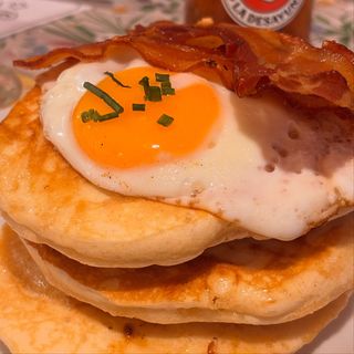 PANCAKES CON HUEVO Y BACON