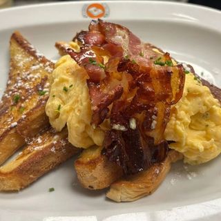 French Toast con huevo revuelto y crispy bacon