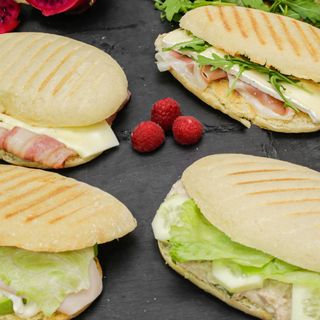 Mollete "JAMON SERRANO Y QUESO BRIE "