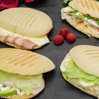 Mollete "Pavo Cocido Y Aguacate"