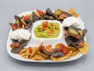 Nacho De Totopos Con Guacamole De La Casa