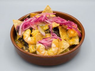 Nacho De Chilaquiles Verdes Con Gambas