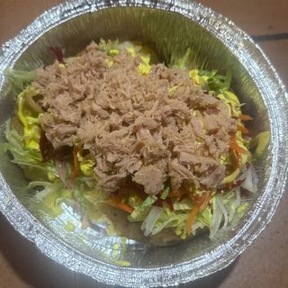 Patata asada de atún y verduras salada kebab
