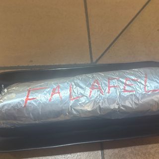 Falafel con queso y verduras y salsa kebab