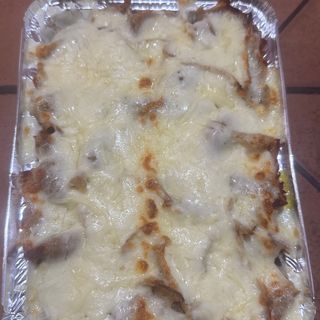 Plato grande de cordero y con queso gratinado sin verdura salsa kebab