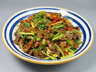 Lonchitas de entrecot del añojo salteado con cilantro 牛肉香菜
