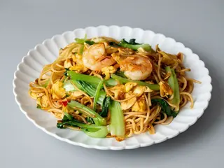 Tallarines fritos con gambas 虾仁炒面