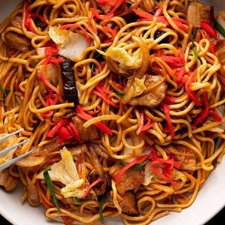 B4.Yakisoba Con Pollo
