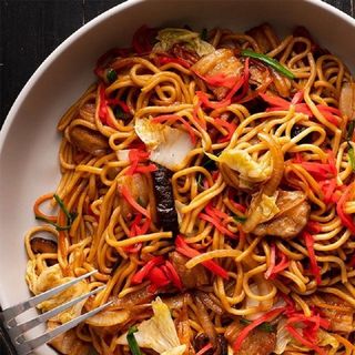 B5.Yakisoba con cerdo