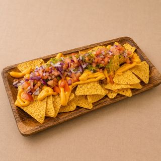 Nachos con Guacamole y Salsa Cheddar