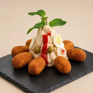 Rico Volcán de Ensaladilla Rusa con 8 Croquetas Variadas