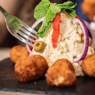 Rico Volcán de Ensaladilla Rusa con 8 Croquetas Variadas