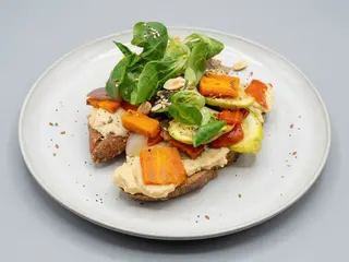 Bocadillo De Hummus y Verduras