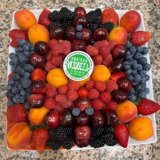 Cesta de frutos rojos porcelana