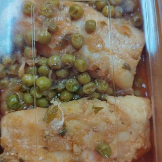 Merluza con guisantes